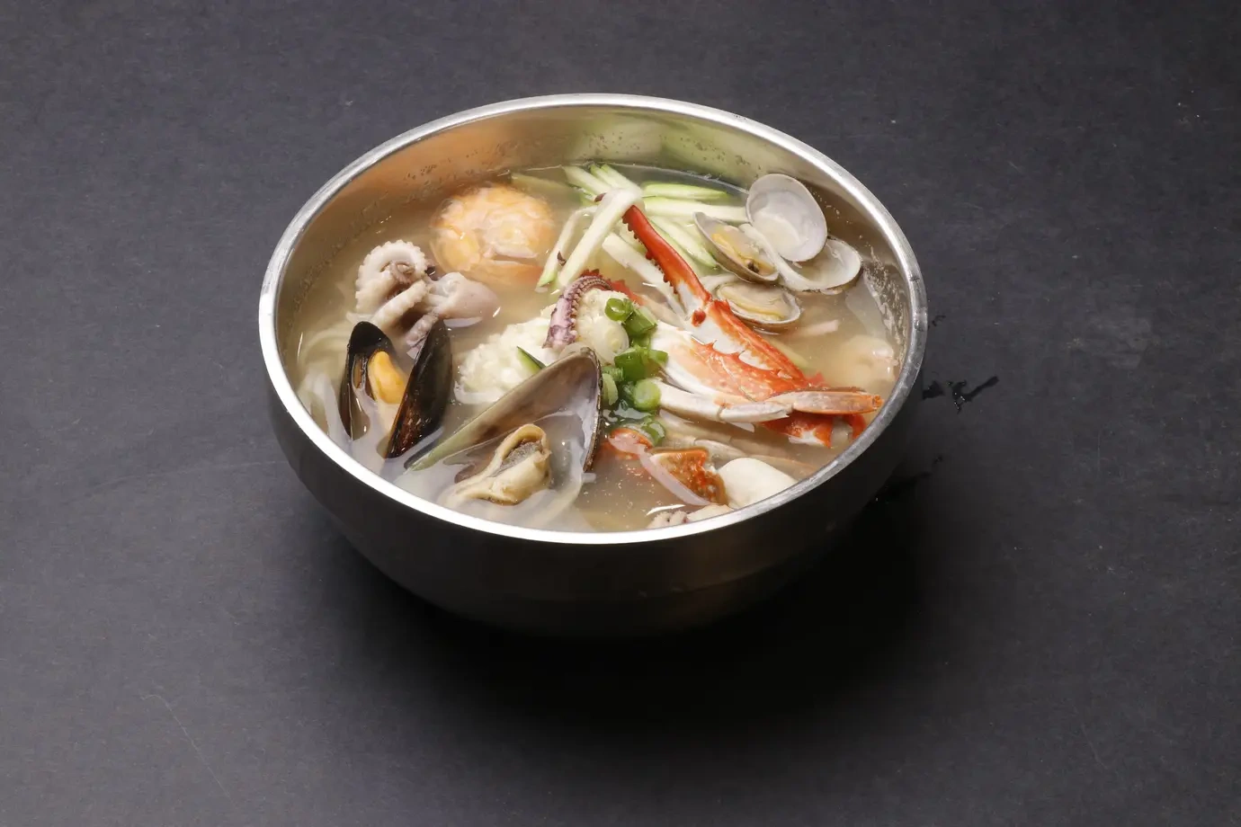 R10. Seafood Kal-Guksu